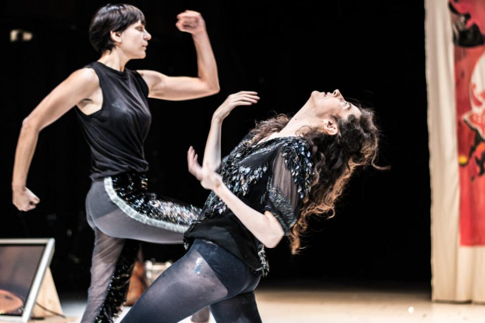 2 danseuses en costume noir