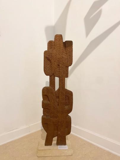 une sculpture en bois