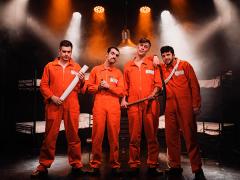 4 hommes en tenue de prisonnier