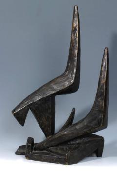 une sculpture métallique abstraite