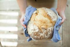 des mains tiennent un pain