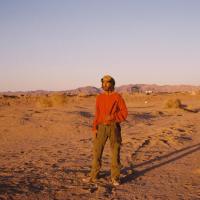 un homme seul dans le désert