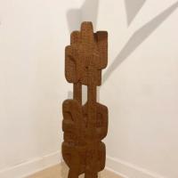 une sculpture en bois